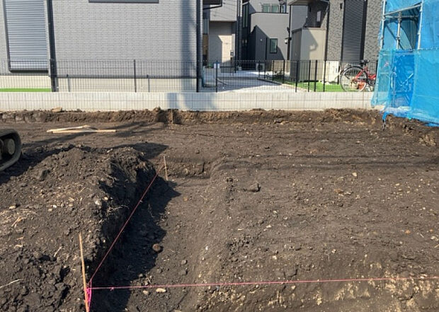 【玄関_2】玄関は、狭すぎると複数人で使いにくく、広すぎても無駄な空間になりがちです。最低2畳を目安にして、家の広さとの兼ね合いや家族の人数を考慮して決めるとよいでしょう。現地を見学して快適な玄関を選びましょう！