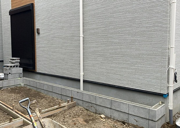 【庭】庭があることでガーデニングや家庭菜園はもちろん、こどもの遊び場やペットを放して遊ぶことができます。また、家の周囲に余裕があるということです。隣地との間があれば、十分な日当たりと、風通しが確保できます。