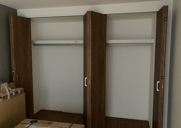 【ウォークインクローゼット】ウォークインクローゼットがあれば、クローゼット内でコーディネートが完成できますし、季節の変わり目に行う衣替えの手間も省けます。また、スーツケースなど大きいものもしまうことができ使い勝手がよいです。