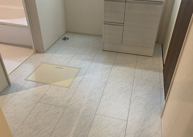 【脱衣場】多くの戸建て住宅で見かける洗面脱衣所は、洗面台と洗濯機が2畳ほどのスペースに並べられていて、洗面所が脱衣所を兼ね備えている間取りが一般的です。お客様が利用することもある、パブリックな空間でもあります。