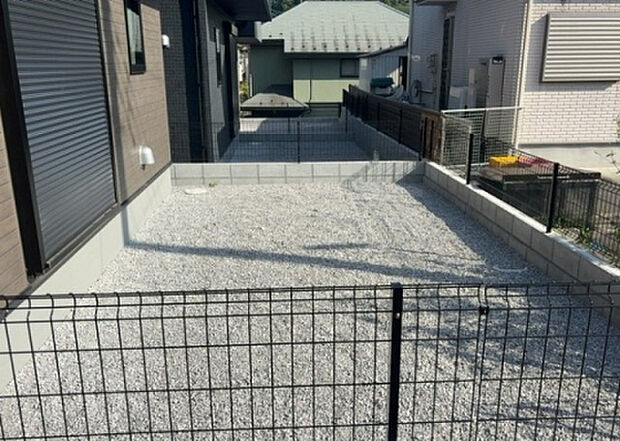 【庭】庭があることでガーデニングや家庭菜園はもちろん、こどもの遊び場やペットを放して遊ぶことができます。また、家の周囲に余裕があるということです。隣地との間があれば、十分な日当たりと、風通しが確保できます。