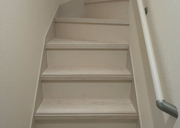 【内装】建物の上下階の通路である階段は、その位置によって動線や室内の印象が大きく左右されます。手摺にも重要な役割があり、転倒の防止・歩行や動作を円滑にして日常生活を支えることを主な目的として設置されています。