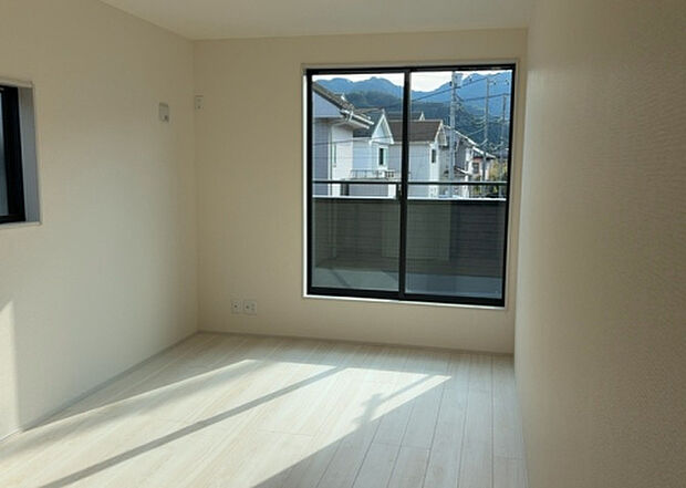 【洋室】洋室のメリットは重い家具が置きやすく、身の回りが整理しやすいことです。 床がフローリングのため畳とは異なり凹みにくいです。 クローゼットなど収納が豊富で、普段使わない旅行カバンや服の整頓も簡単にです。