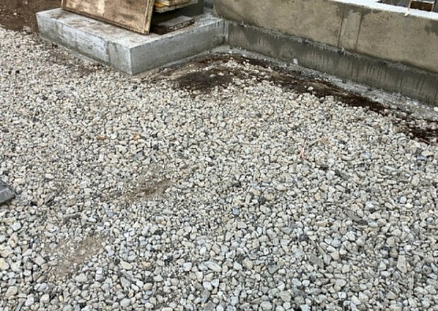 【庭_2】庭のある家に住むことのメリットとして、子どもたちの遊び場を確保できること、ガーデニングや家庭菜園を楽しめること、明るさを確保できることがあります。また、配置を工夫することでプライバシーが確保できます。