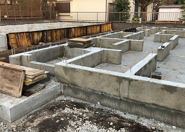 【玄関_2】玄関は、狭すぎると複数人で使いにくく、広すぎても無駄な空間になりがちです。最低2畳を目安にして、家の広さとの兼ね合いや家族の人数を考慮して決めるとよいでしょう。現地を見学して快適な玄関を選びましょう！