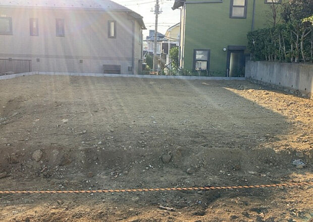 【外観_3】現地に行くなら、物件の周囲の地形がどうなっているかを見ることも大切です。周辺より低くなっている土地では、大雨などで水が集まりやすいため、地盤が弱くなっているということも考えられるため、注意が必要です。