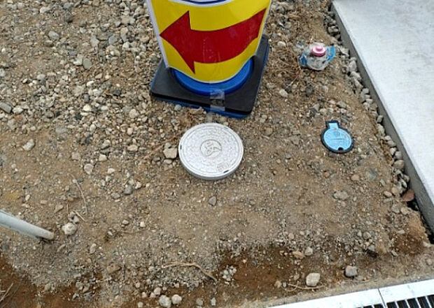 【その他設備】敷地内には、散水栓や立水栓があります。水道水を直接利用できるため、水を運ぶ手間を省くことが出来ます。大量の水を必要とする洗車作業や清掃などに役立ちます。その他設備とあわせて、現地でご確認ください。