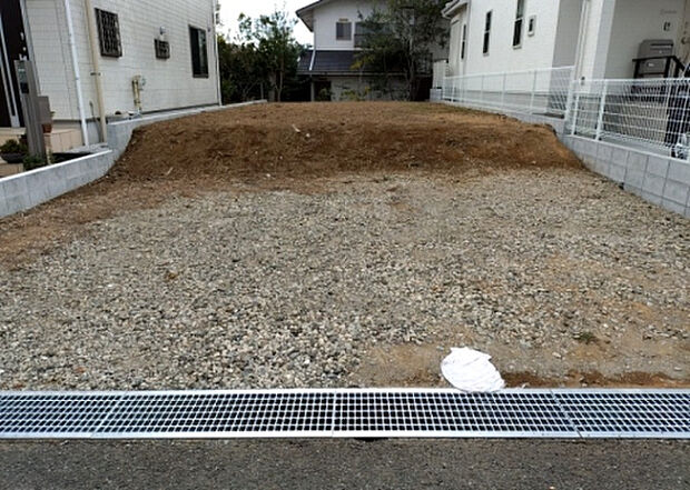 【駐車場_2】駐車場と明記されていても、最小スペースでつくられた駐車場だと大型車は駐車できなかったり、出入りしにくくなったりする可能性があります。お車のサイズと購入したい物件の駐車場のサイズを現地で確認しましょう。