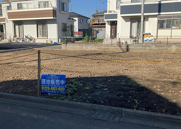 【外観_3】現地に行くなら、物件の周囲の地形がどうなっているかを見ることも大切です。周辺より低くなっている土地では、大雨などで水が集まりやすいため、地盤が弱くなっているということも考えられるため、注意が必要です。