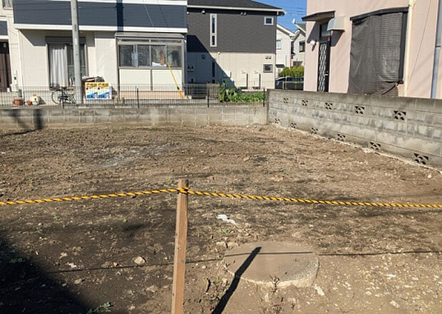 【玄関】玄関は家の顔でもあり、家族以外の目にも止まる場所です。玄関は外との間を仕切る扉、靴などをしまっておく収納スペース、靴脱ぎのたたきスペース、来客とのやり取りをするドアホンなど複数のアイテムからなります。