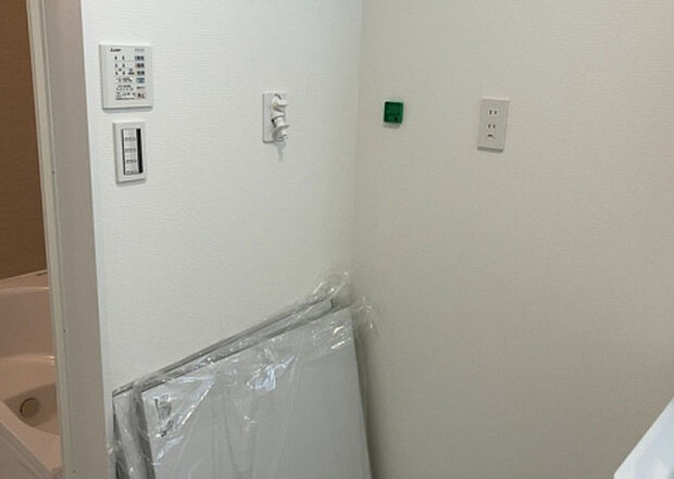 【ランドリースペース】ランドリースペースも気になります。洗濯機置場があり「洗う、干す、取り込む、アイロンがけ、たたむ」など、洗濯に関する家事をするための空間です。広さや収納など付帯設備も含めて、詳細は現地でご確認ください。