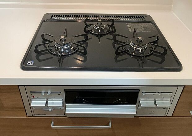 【キッチンコンロ】キッチンコンロは、料理の質を大きく左右する重要な設備です。火力調整のしやすさ、グリル機能の有無、安全装置の充実度など、選ぶポイントがたくさんあります。特に、IHクッキングヒーターは、お手入れのしやすさや安全性が高く、近年人気が高まっています。