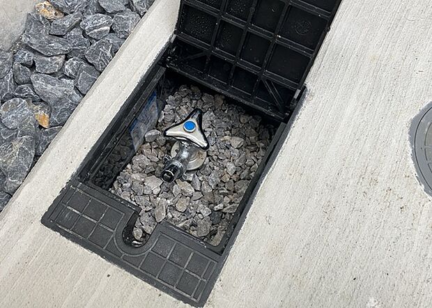 【外水栓】外水栓は、庭の水やりや洗車など、様々な用途に使える便利な設備です。ホースがしっかりと接続できるもの、水圧が安定しているものなど、使い勝手の良いものを選びましょう。また、凍結防止機能が付いているものなら、冬場でも安心して使用できます。