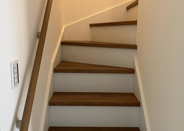 【内装】建物の上下階の通路である階段は、その位置によって動線や室内の印象が大きく左右されます。手摺にも重要な役割があり、転倒の防止・歩行や動作を円滑にして日常生活を支えることを主な目的として設置されています。