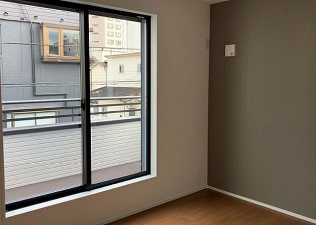 【洋室】洋室のメリットは重い家具が置きやすく、身の回りが整理しやすいことです。 床がフローリングのため畳とは異なり凹みにくいです。 クローゼットなど収納が豊富で、普段使わない旅行カバンや服の整頓も簡単にです。