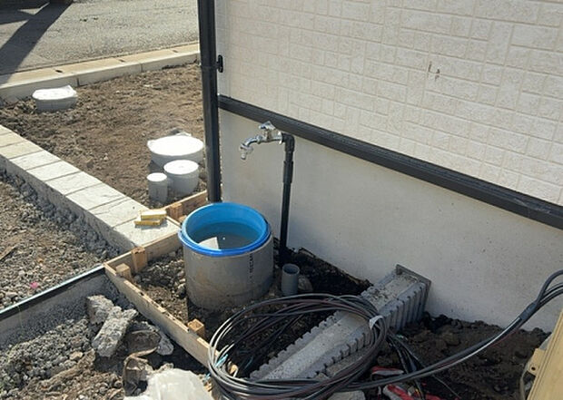 【その他設備】敷地内には、散水栓や立水栓があります。水道水を直接利用できるため、水を運ぶ手間を省くことが出来ます。大量の水を必要とする洗車作業や清掃などに役立ちます。その他設備とあわせて、現地でご確認ください。