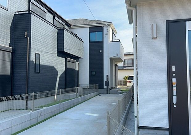 【前面道路含む現地写真_2】お持ちの車種によっては前面道路が広い方が便利でしょう。しかし、前面道路が広ければその分交通量が多くなるため、騒音などが気になる場合があります。実際に現地を見学し、周辺交通量や騒音などを確認しましょう！