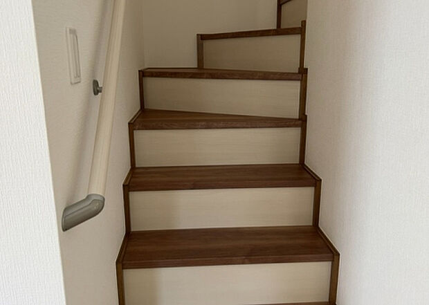 【内装】建物の上下階の通路である階段は、その位置によって動線や室内の印象が大きく左右されます。手摺にも重要な役割があり、転倒の防止・歩行や動作を円滑にして日常生活を支えることを主な目的として設置されています。