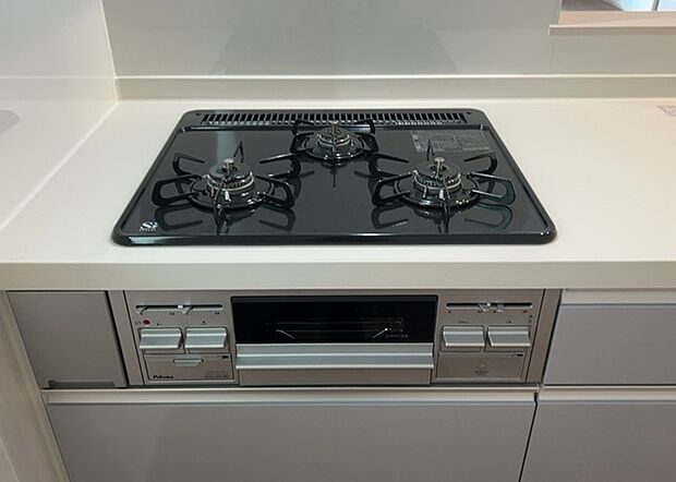 【キッチンコンロ】キッチンコンロは、料理の質を大きく左右する重要な設備です。火力調整のしやすさ、グリル機能の有無、安全装置の充実度など、選ぶポイントがたくさんあります。特に、IHクッキングヒーターは、お手入れのしやすさや安全性が高く、近年人気が高まっています。