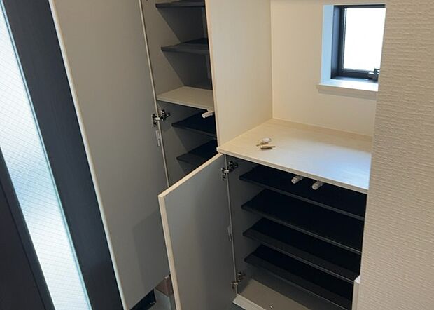 【玄関収納】玄関収納は、靴や傘、コートなどをスッキリと収納できるだけでなく、来客時に見せる顔となるため、家の顔とも言えます。収納量だけでなく、デザイン性も重視したいところです。ミラー付きの収納であれば、外出前の身だしなみチェックにも便利です。