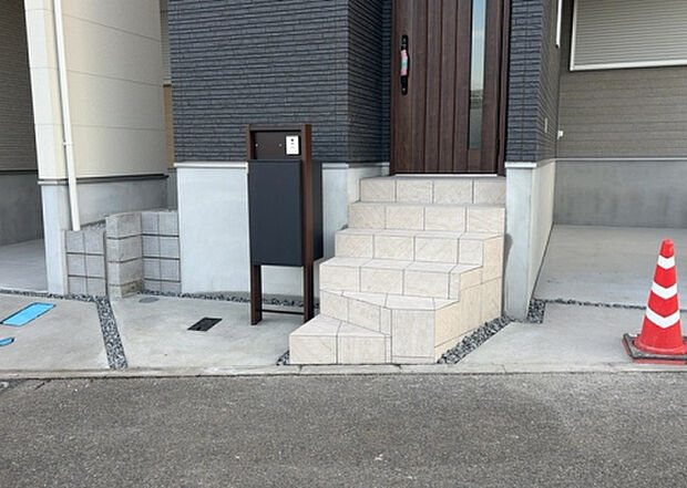 【庭】庭があることでガーデニングや家庭菜園はもちろん、こどもの遊び場やペットを放して遊ぶことができます。また、家の周囲に余裕があるということです。隣地との間があれば、十分な日当たりと、風通しが確保できます。