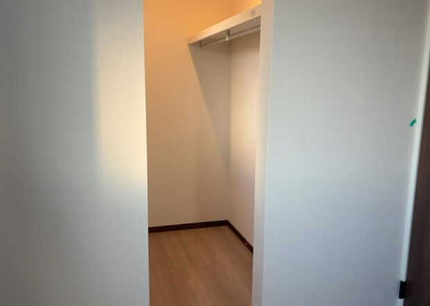 【ウォークインクローゼット】ウォークインクローゼットがあれば、クローゼット内でコーディネートが完成できますし、季節の変わり目に行う衣替えの手間も省けます。また、スーツケースなど大きいものもしまうことができ使い勝手がよいです。