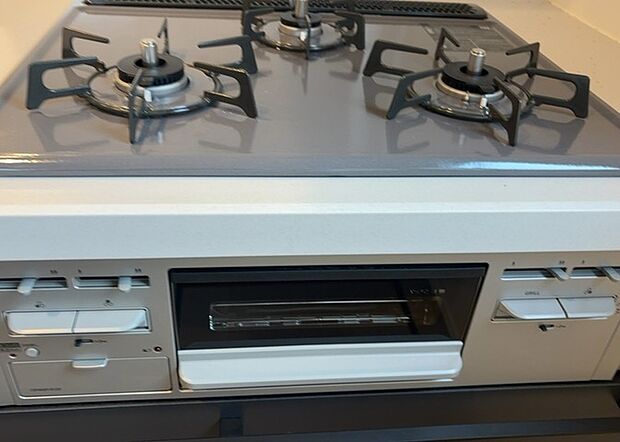 【キッチンコンロ】キッチンコンロは、料理の質を大きく左右する重要な設備です。火力調整のしやすさ、グリル機能の有無、安全装置の充実度など、選ぶポイントがたくさんあります。特に、IHクッキングヒーターは、お手入れのしやすさや安全性が高く、近年人気が高まっています。