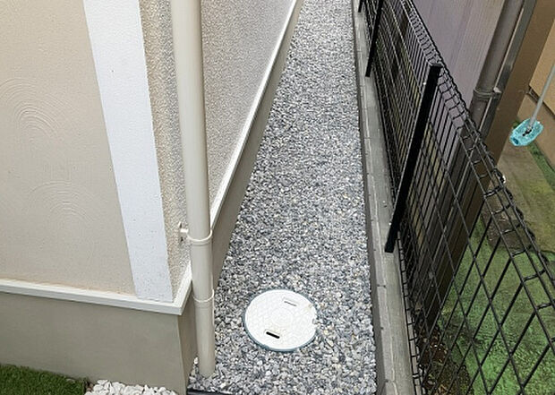 【庭】庭があることでガーデニングや家庭菜園はもちろん、こどもの遊び場やペットを放して遊ぶことができます。また、家の周囲に余裕があるということです。隣地との間があれば、十分な日当たりと、風通しが確保できます。