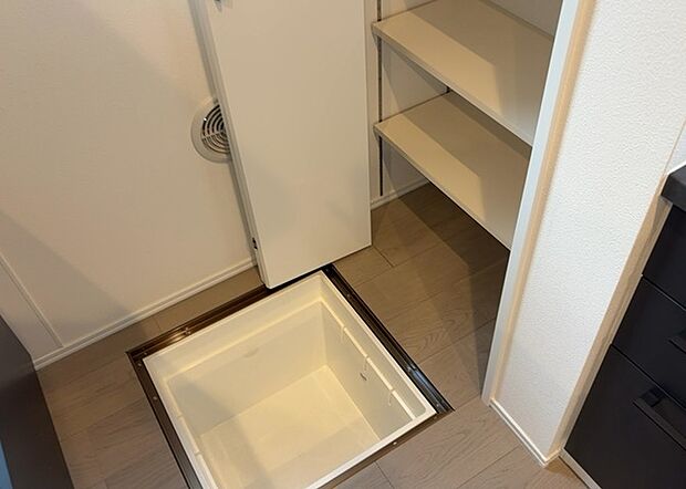 【キッチン床下収納】キッチン床下収納は、調理器具や食器などをスッキリと収納できる便利なスペースです。収納量が多いもの、引き出しがスムーズに開閉するものなど、使い勝手の良いものを選ぶことが大切です。また、湿気がこもりやすい場所なので、通気性の良いものを選ぶこともおすすめです。