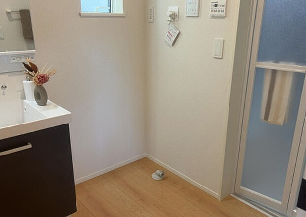 【ランドリースペース】ランドリースペースも気になります。洗濯機置場があり「洗う、干す、取り込む、アイロンがけ、たたむ」など、洗濯に関する家事をするための空間です。広さや収納など付帯設備も含めて、詳細は現地でご確認ください。