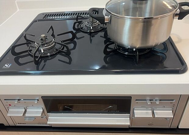 【キッチンコンロ】キッチンコンロは、料理の質を大きく左右する重要な設備です。火力調整のしやすさ、グリル機能の有無、安全装置の充実度など、選ぶポイントがたくさんあります。特に、IHクッキングヒーターは、お手入れのしやすさや安全性が高く、近年人気が高まっています。