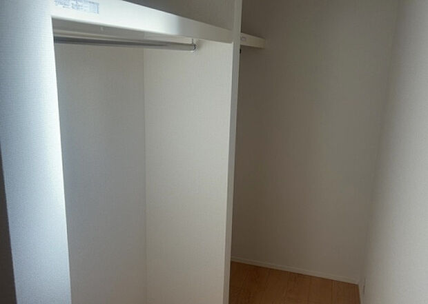 【ウォークインクローゼット】ウォークインクローゼットがあれば、クローゼット内でコーディネートが完成できますし、季節の変わり目に行う衣替えの手間も省けます。また、スーツケースなど大きいものもしまうことができ使い勝手がよいです。