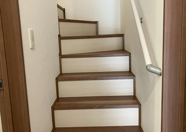 【内装】建物の上下階の通路である階段は、その位置によって動線や室内の印象が大きく左右されます。手摺にも重要な役割があり、転倒の防止・歩行や動作を円滑にして日常生活を支えることを主な目的として設置されています。