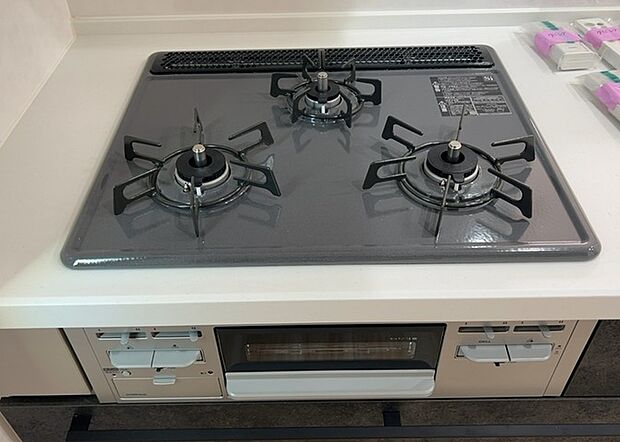 【キッチンコンロ】キッチンコンロは、料理の質を大きく左右する重要な設備です。火力調整のしやすさ、グリル機能の有無、安全装置の充実度など、選ぶポイントがたくさんあります。特に、IHクッキングヒーターは、お手入れのしやすさや安全性が高く、近年人気が高まっています。