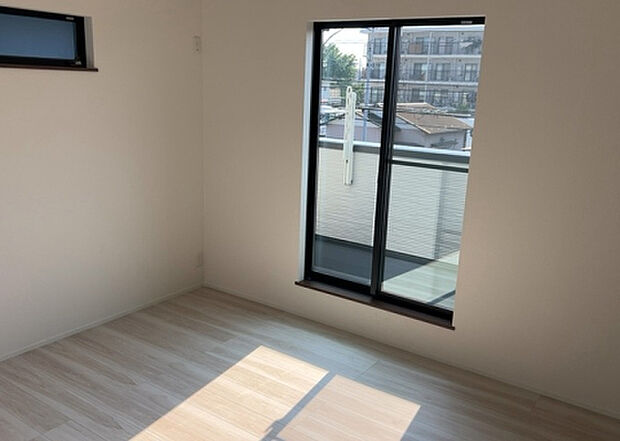 【洋室】洋室のメリットは重い家具が置きやすく、身の回りが整理しやすいことです。 床がフローリングのため畳とは異なり凹みにくいです。 クローゼットなど収納が豊富で、普段使わない旅行カバンや服の整頓も簡単にです。