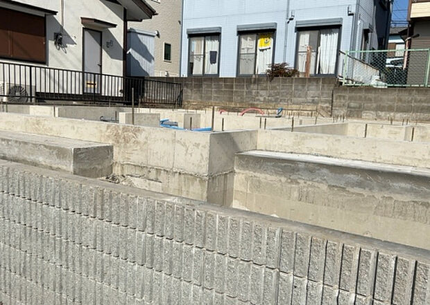 【構造・工法・仕様_2】ベタ基礎とは、柱の位置に関係なく全体に基礎がある事を指し、面積が大きい分建物の重さを全体に分散できます。また、地面からの湿気や害虫を遮断でき、木造住宅で心配されるシロアリ被害を防ぐ効果も期待できます。