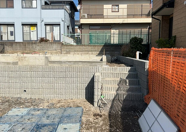 【玄関】玄関は家の顔でもあり、家族以外の目にも止まる場所です。玄関は外との間を仕切る扉、靴などをしまっておく収納スペース、靴脱ぎのたたきスペース、来客とのやり取りをするドアホンなど複数のアイテムからなります。