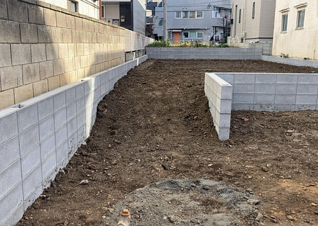 【玄関_2】玄関は、狭すぎると複数人で使いにくく、広すぎても無駄な空間になりがちです。最低2畳を目安にして、家の広さとの兼ね合いや家族の人数を考慮して決めるとよいでしょう。現地を見学して快適な玄関を選びましょう！