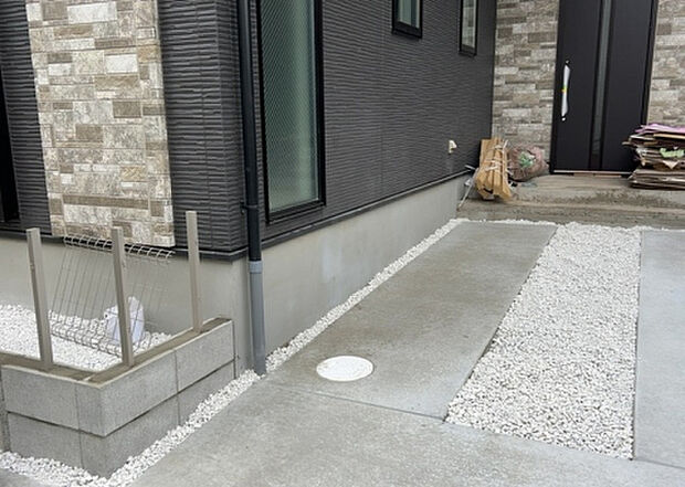 【構造・工法・仕様_2】ベタ基礎とは、柱の位置に関係なく全体に基礎がある事を指し、面積が大きい分建物の重さを全体に分散できます。また、地面からの湿気や害虫を遮断でき、木造住宅で心配されるシロアリ被害を防ぐ効果も期待できます。