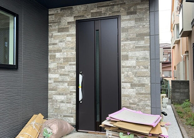 【玄関】玄関は家の顔でもあり、家族以外の目にも止まる場所です。玄関は外との間を仕切る扉、靴などをしまっておく収納スペース、靴脱ぎのたたきスペース、来客とのやり取りをするドアホンなど複数のアイテムからなります。