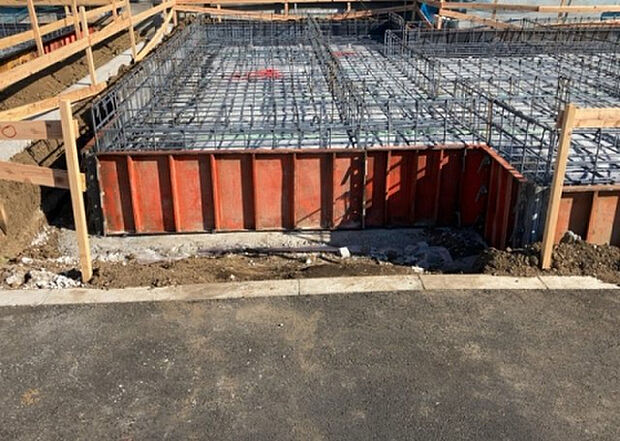 【構造・工法・仕様_2】ベタ基礎とは、柱の位置に関係なく全体に基礎がある事を指し、面積が大きい分建物の重さを全体に分散できます。また、地面からの湿気や害虫を遮断でき、木造住宅で心配されるシロアリ被害を防ぐ効果も期待できます。