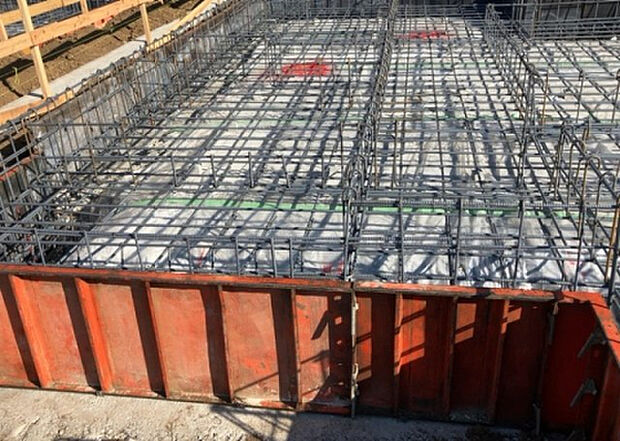 【玄関】玄関は家の顔でもあり、家族以外の目にも止まる場所です。玄関は外との間を仕切る扉、靴などをしまっておく収納スペース、靴脱ぎのたたきスペース、来客とのやり取りをするドアホンなど複数のアイテムからなります。