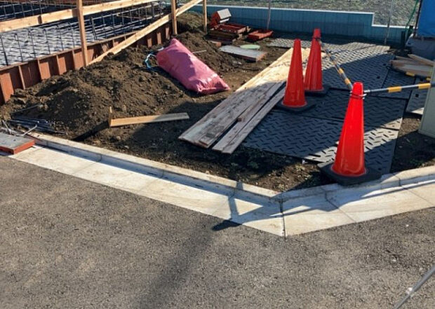 【駐車場_2】駐車場と明記されていても、最小スペースでつくられた駐車場だと大型車は駐車できなかったり、出入りしにくくなったりする可能性があります。お車のサイズと購入したい物件の駐車場のサイズを現地で確認しましょう。