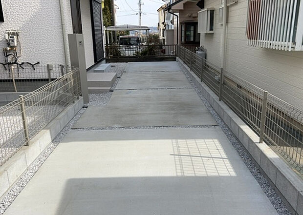 【駐車場】駐車場と明記されていても、最小スペースでつくられた駐車場だと大型車は駐車できなかったり、出入りしにくくなったりする可能性があります。お車のサイズと購入したい物件の駐車場のサイズを現地で確認しましょう。