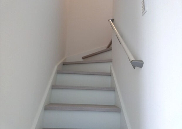 【内装】建物の上下階の通路である階段は、その位置によって動線や室内の印象が大きく左右されます。手摺にも重要な役割があり、転倒の防止・歩行や動作を円滑にして日常生活を支えることを主な目的として設置されています。