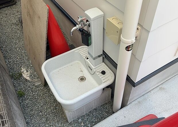 【外水栓】外水栓は、庭の水やりや洗車など、様々な用途に使える便利な設備です。ホースがしっかりと接続できるもの、水圧が安定しているものなど、使い勝手の良いものを選びましょう。また、凍結防止機能が付いているものなら、冬場でも安心して使用できます。
