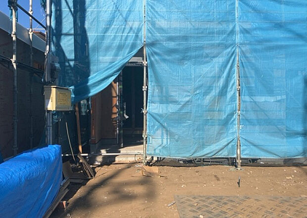 【玄関_2】玄関は、狭すぎると複数人で使いにくく、広すぎても無駄な空間になりがちです。最低2畳を目安にして、家の広さとの兼ね合いや家族の人数を考慮して決めるとよいでしょう。現地を見学して快適な玄関を選びましょう！