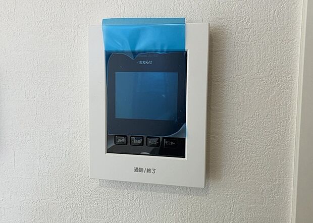 【ＴＶモニター付きインターホン】TVモニター付きインターホンは、来訪者の顔を確認できるだけでなく、音声でやり取りすることもできるため、セキュリティ面で安心できる設備です。モニター画面が大きく見やすいもの、夜間でも来訪者をしっかりと確認できるものなど、機能性を重視したいところです。