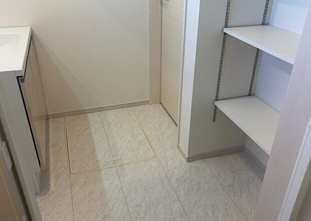 【脱衣場】多くの戸建て住宅で見かける洗面脱衣所は、洗面台と洗濯機が2畳ほどのスペースに並べられていて、洗面所が脱衣所を兼ね備えている間取りが一般的です。お客様が利用することもある、パブリックな空間でもあります。