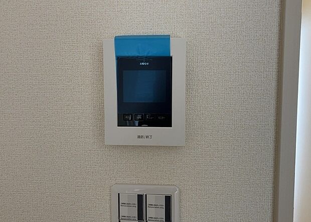 【ＴＶモニター付きインターホン】TVモニター付きインターホンは、来訪者の顔を確認できるだけでなく、音声でやり取りすることもできるため、セキュリティ面で安心できる設備です。モニター画面が大きく見やすいもの、夜間でも来訪者をしっかりと確認できるものなど、機能性を重視したいところです。